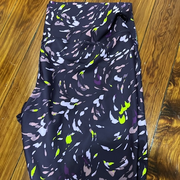 Old Navy Workout Leggings NEVER WORN - Picture 2 of 3